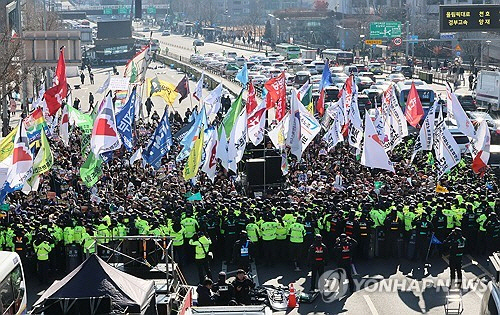 4일 서울 용산구 한남동 대통령 관저 인근에서 집회를 벌이던 민주노총 등 진보단체 회원들이 관저 방향으로 행진하려다 경찰에 가로막혀 있다. [연합뉴스]